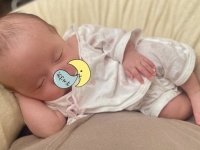 生後2か月にして〝悟ってる〟赤ちゃん、激写される　尊い姿に「思わず拝んだ」「合掌」
