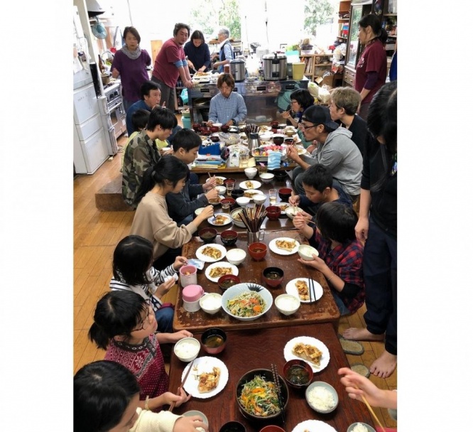ランチが出来たら西野さんもスタッフも子どもたちも、席に着いた順にいただく