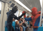これはすごい。スパイダーマンとブラックパンサーが電車内で華麗なダンスを披露！