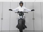 まるでペット…　ホンダがロボット技術を使用した“倒れないバイク”を公開