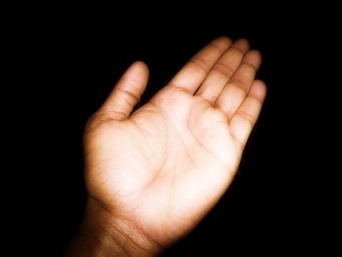 手に執着した変質者...（Iqbal Osman1さん撮影、flickrより）