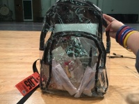 銃乱射事件を受けて透明なリュックを導入した高校。プライバシーの侵害だと生徒から不満の声(アメリカ)