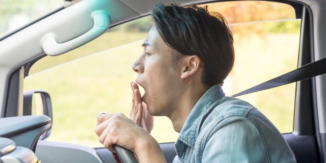 運転中眠くなる男性