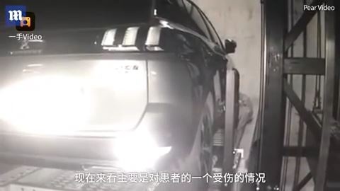 中国の女性　駐車場の中に