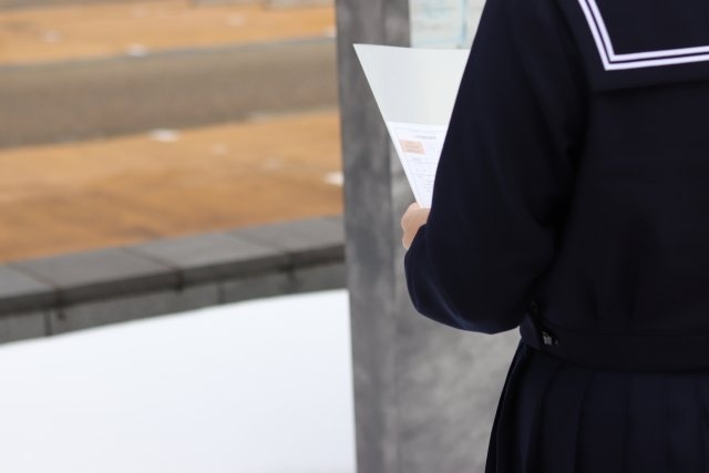 「高校の制服にリーゼントで、目を泣き腫らした娘。親子で梅田を歩いていると、見知らぬ中年男性が...」（神奈川県・50代女性）