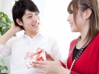 “手づくり”とかマジ勘弁！　彼がガッカリする「プレゼント」5選