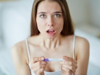 女子が「妊娠した!?」と思ったとき最初に相談する人ランキング！⇒第２位は「母親」第１位は？