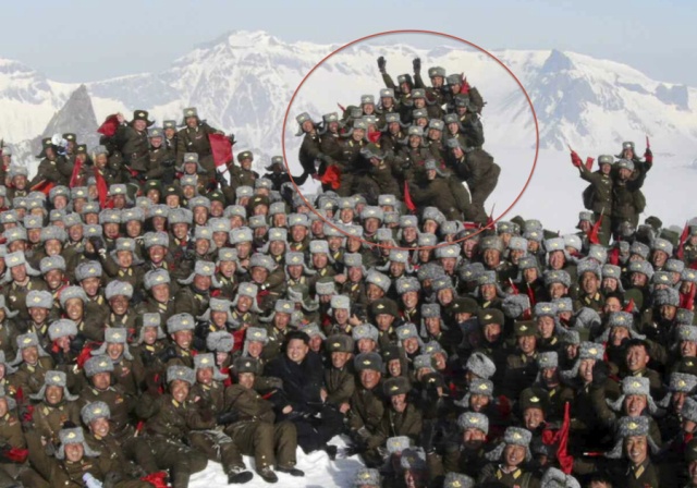 金正恩氏と兵士達の記念写真／2015年4月19日付労働新聞より