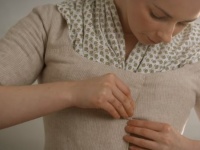 重ねて重ねて・・・まだ重ねるんかぁーい！18世紀の働く女性が身支度をする様子を映した実演動画