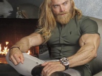 筋肉自慢のモデルがゴリゴリの体にぴっちりのシャツを着たファッションブランドの広告にネットがどよめく