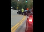 後続車、怒りの猛プッシュ！　前の車を押しのける危険なトラック…