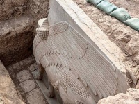 2700年前の翼をもつアッシリアの神の像がイラクで発掘される