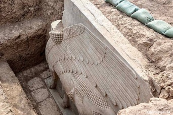 2700年前の翼をもつアッシリアの神の像がイラクで発掘される