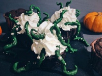 ハロウィン仕様。緑の触手をつかさどる簡単おいしいブラウニーカップケーキのレシピ【ネトメシ】
