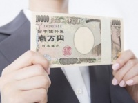 平均●万円！　女子の人生初ボーナスはいくらだった？　2位「10万円」1位は？
