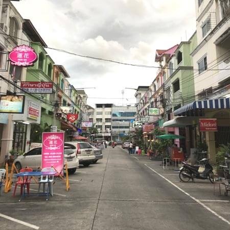シラチャーのピンク店街