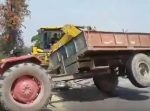 あ〜あ…！　倒れたトラクターの荷台を重機で戻すも、その後台無しに。