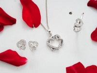 【心理テスト】ハートのアクセサリーを選ぶなら？　「あなたが陥りやすい恋の修羅場」