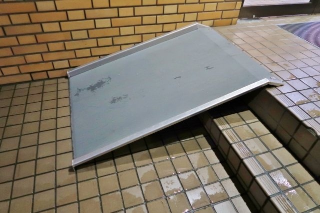 お金が、クレジットカードが...財布の中身が飛び散って絶望　すると3人が近づいてきて（兵庫県・50代女性）