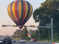 熱気球が道路の真ん中に不時着するという珍事が勃発