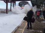 冬の駅のハプニング！　線路に積もった雪に電車が突っ込んだ結果…