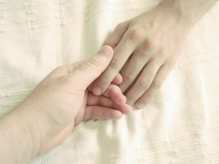 爪を噛む男、付き合える？！気になる男性の「指先」でわかる彼の性格