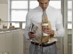 研究により、“こぼさないコーヒーカップの持ち方”が判明！