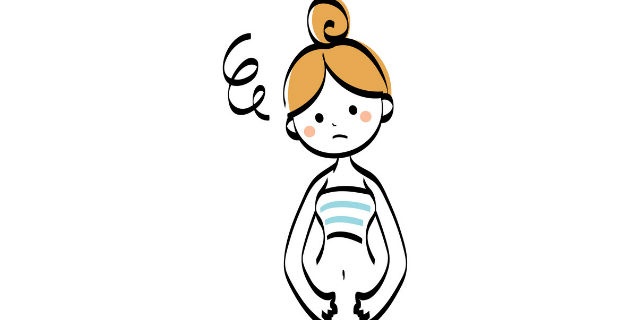 おへそを気にする女性