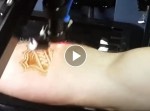 【やや閲覧注意】ハイテクだけど痛そう！　『レーザータトゥー』に挑む男性