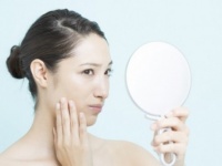 【医師監修】「ニキビは潰したほうがいい」って本当？