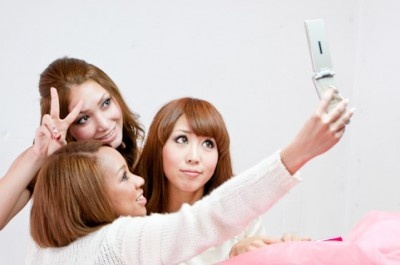 絶対やるべき！　写メるときに女子が使う小顔に見えるテク・5選