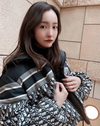 インスタグラム：板野友美（@tomo.i_0703）より