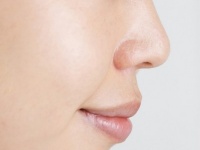 そんな生えんのかっ……!!　女子が「鼻毛を切る頻度」レポート