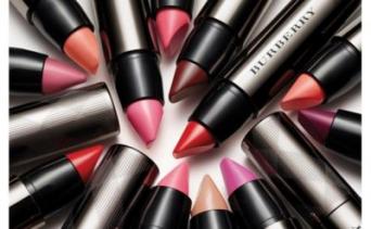 ふっくらツヤツヤの唇に！　バーバリーからスティックタイプのリップ登場