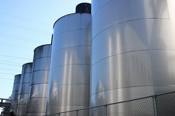 屋外にある貯蔵タンク、1基あたり20トンもの原酒が熟成されている