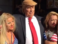 トランプ氏に扮した人物が挑発的なパフォーマンスを披露！　ＮＹの街が一時騒然