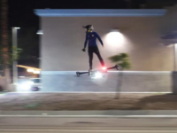 未来人かな？巨大なドローン風の乗り物で飛行する男性の姿がかっこいいと話題に