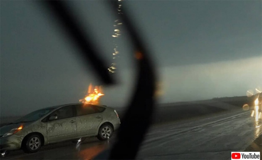 やっぱ車にも落ちるやん。走行中のプリウスに雷が落ちる瞬間