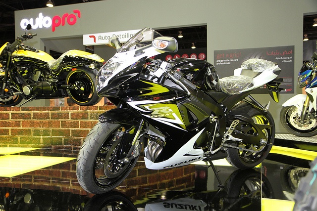 画像は2013年、ドバイで催されたモーターショーでのスズキブース（Abdullah AlBarganさん撮影、Flickrより）