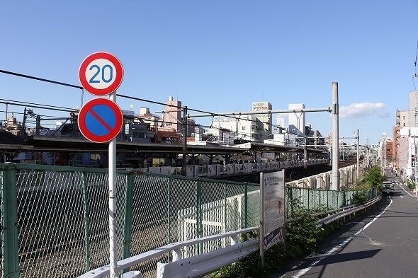 線路沿いを東へ進む