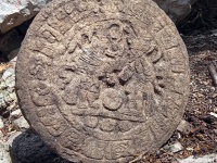 古代都市「チチェン・イッツァ」でマヤ文明時代の球技に関して刻まれた円盤型のボードが発見される