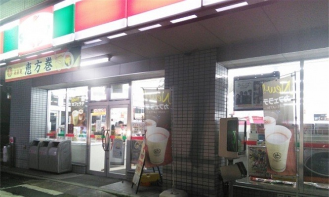「深夜のコンビニで、いつもの店員が話しかけてきた。無視しようとしたけど、言われた言葉に泣いてしまい...」（愛知県・30代女性）