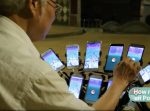 これが大人の本気。　大量のスマホを駆使してポケモンGOをするおじいさん。
