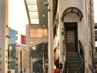 降りてくるのはどんな人？　雰囲気たっぷりの〝細いビル〟に7.1万人ウットリ「異世界に来たみたい」「秘密の部屋って感じ」