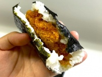 ファミチキとご飯ってホントに合うの？　話題のファミマ〝ファミチキおむすび〟食べたら...「関係者」の努力感じた