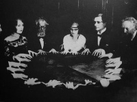 死者と会話をする。海外版イタコの住む町、米ニューヨーク・リリーデール