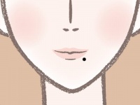口元にほくろが多い人は「愛に貪欲」な理由