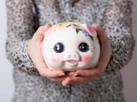 ポイントは〇〇を減らすこと！　女性が貯金のために我慢していること3選！
