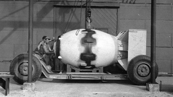 初公開写真で明らかとなった広島と長崎への原子爆弾投下準備の様子と原爆投下後のカラー化映像