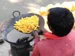 まさか砂を使って揚げる！？インドの一風変わったストリートフードが話題に